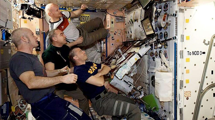 宇航员们在国际空间站观看世界杯决赛网页截图