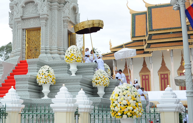 柬埔寨举行已故太皇西哈努克骨灰安奉仪式(高