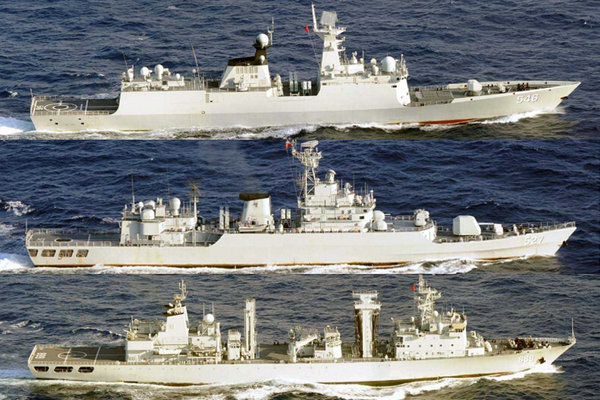 原文配图:日方舰机对中国海军编队进行了持续的跟踪和拍摄.