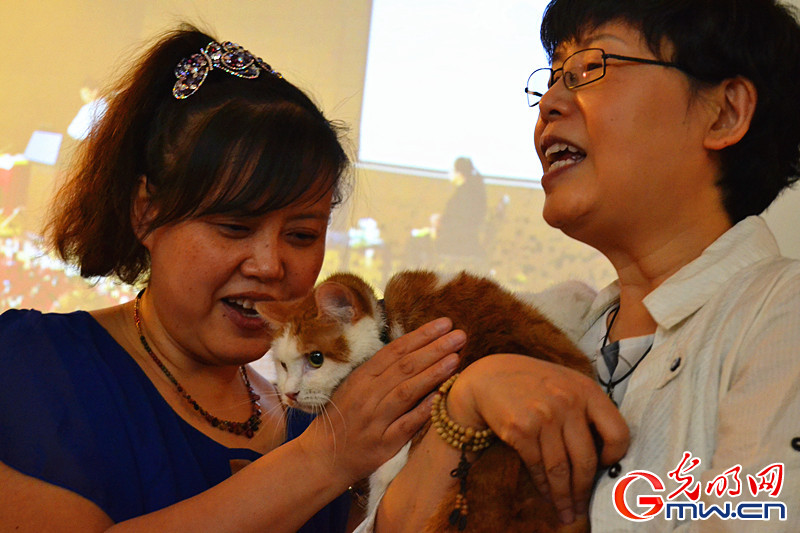 2014年7月13日,中国首位女盲人钢琴调律师陈燕在北京科技大学图书馆