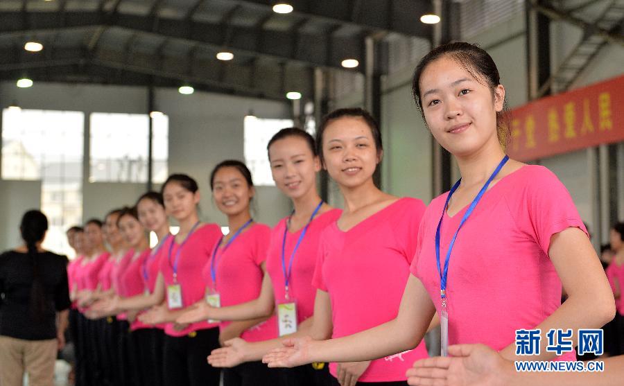 南京青奥会礼仪志愿者首次亮相 训练站姿微笑