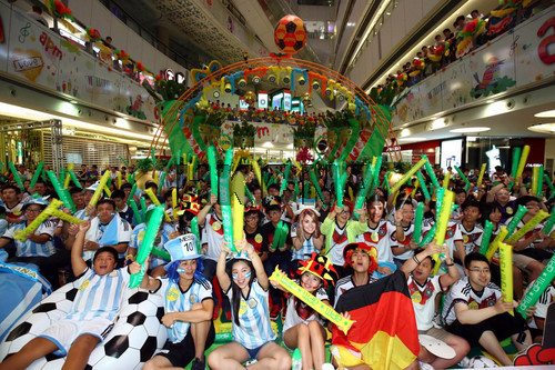 组图:世界杯决赛 香港商场举行派对