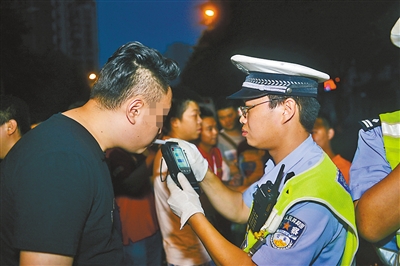 司机正在接受酒精检测。市交巡警总队 供图