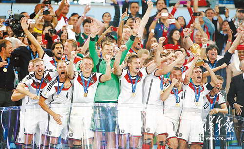 当地时间7月13日,德国队队员在颁奖仪式上高举大力神杯欢庆夺冠.