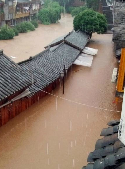 湖南湘西连日暴雨 凤凰古城内成“泽国”(1)_国内_光明网