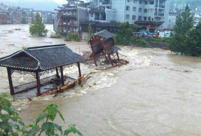 湖南湘西连日暴雨 凤凰古城内成“泽国”(1)_国内_光明网