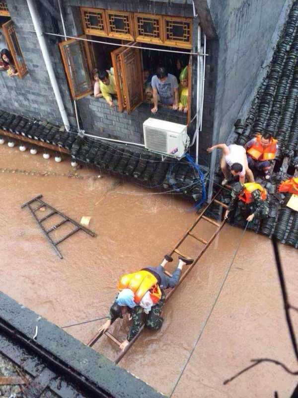 湖南湘西连日暴雨 凤凰古城内成“泽国”(1)_国内_光明网