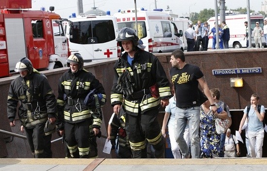 地时间15日上午，俄罗斯莫斯科市一列地铁列车由于紧急停车造成3节车厢脱轨，造成至少20人死亡，上百人受伤。