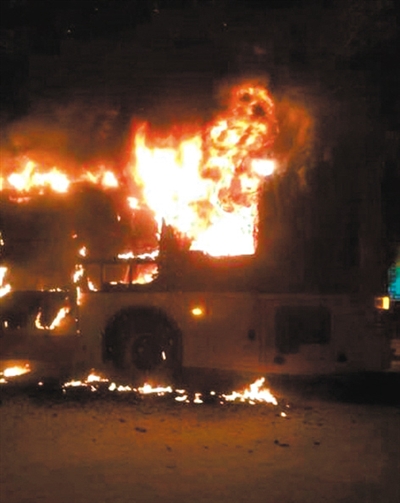 301路公交车起火燃烧现场。