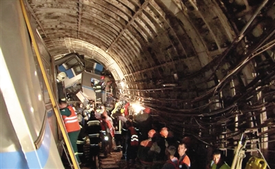 7月15日，莫斯科地铁隧道内，脱轨后的车厢扭曲在一起。