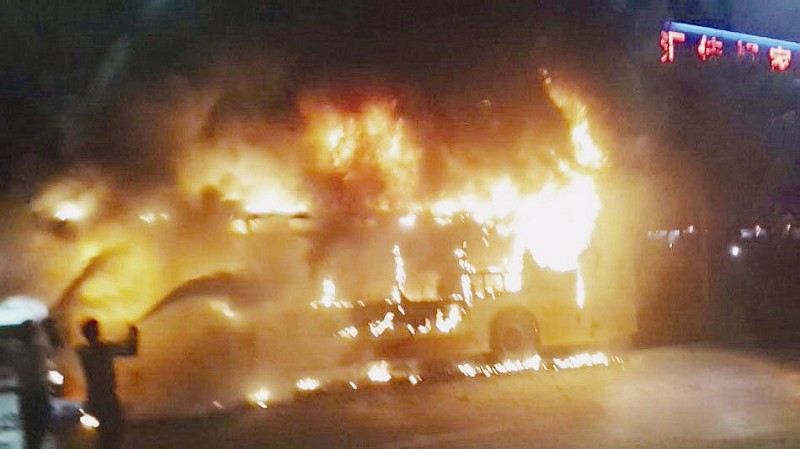 公交车爆炸起火 查看本新闻视频请点击:http://vlog.taihainet.com/play_4s6joq3a10lza59q.html 综合新华社、南方都市报、中新网消息记者从广州市公安局获悉,15日晚7时30分许,广州市海珠区广州大道附近一公交车发生爆炸,已造成2死32伤。 据广州警方初步了解,起火是有乘车人员携带违禁品所致。目前,广州警方正组织力量抓紧对车辆起火原因开展全面调查。现场公交车瞬间被烧成铁架子 昨日晚7时30分许,广州大道南敦和公交站北往南路段,一辆301路公交