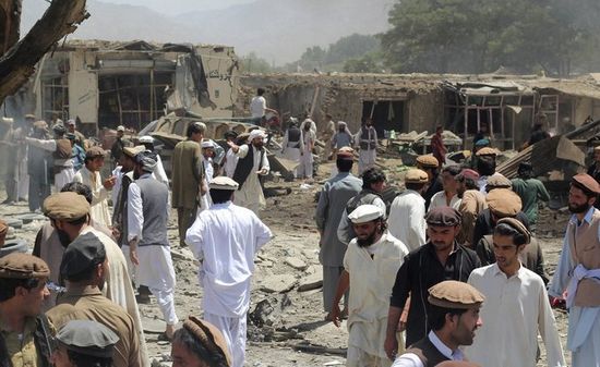 阿富汗东部一家市场15日遭到汽车炸弹爆炸袭击。阿富汗国防部称，截止当地时间15日下午晚些时候，爆炸造成至少89人死亡。