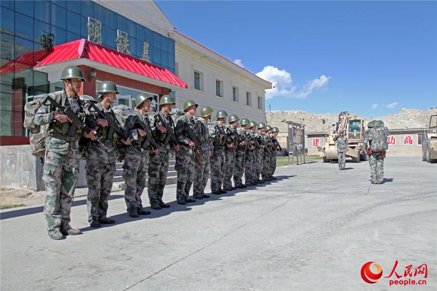 高清:目击我边防军人进住高原"候鸟哨所(组图)