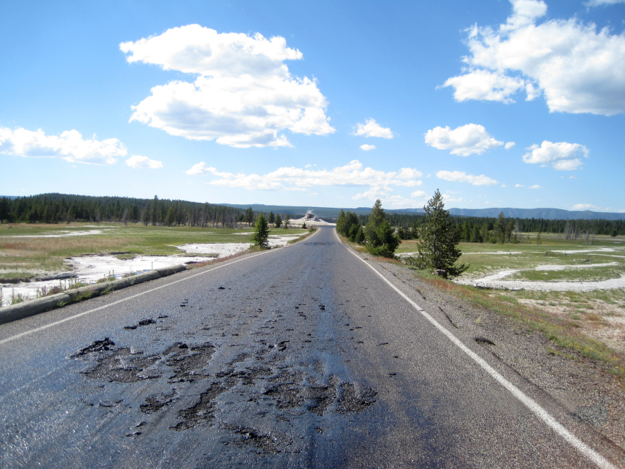 中新网7月16日电 据外媒报道，日前，受到火山产生的极端高温影响，美国黄石国家公园的柏油马路被融化了。