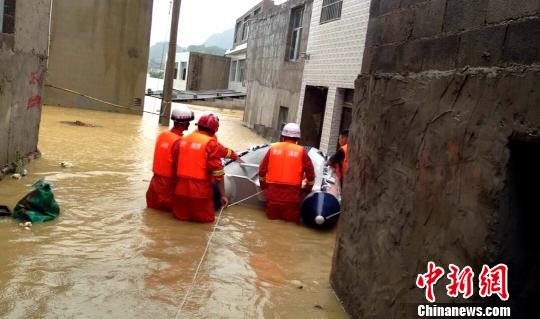 7月16日，贵阳市观山湖区金朱西路道路被水淹没。 黄小城 摄