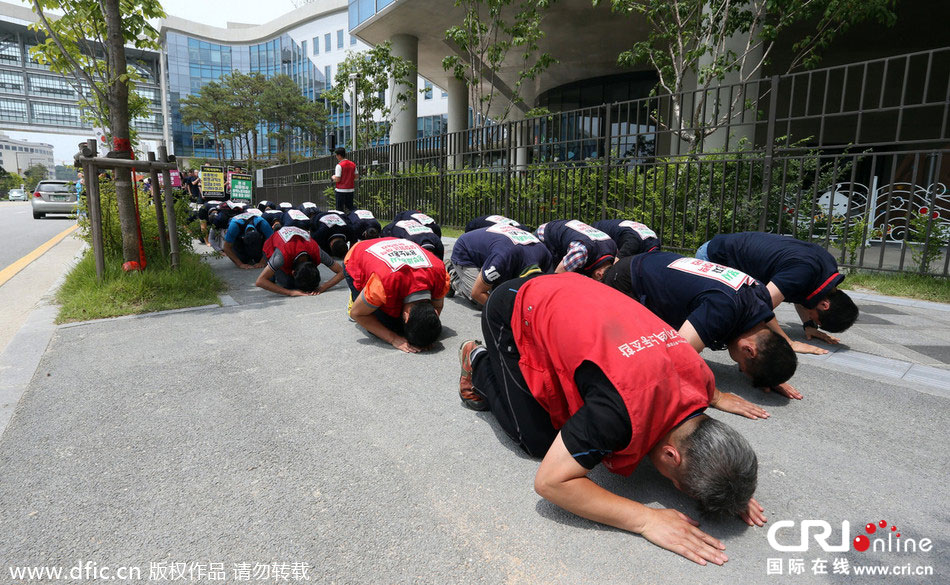 韩国工人跪地示威要求提高薪资(高清组图)