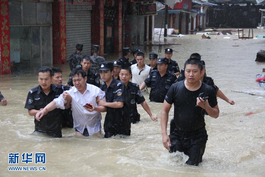 媒体新闻滚动_搜狐资讯   7月16日,在贵州铜仁市松桃县,救援人员在