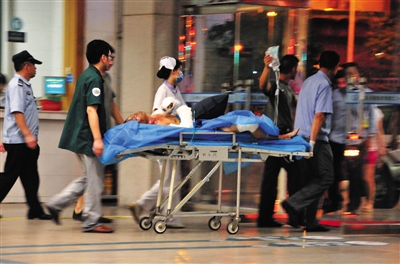 7月15日，广州公交车纵火案伤者在位于广州的解放军第421医院接受治疗。 新华社记者 黄国保 摄