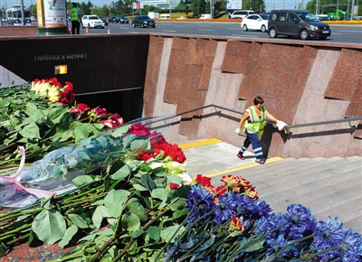 16日，“深蓝线”胜利公园站外，前来悼念的人们放下的鲜花。