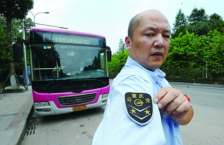 驾驶员崔建被踢中右臂 首席记者 钟志兵 摄