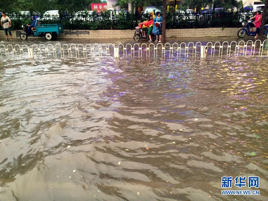 这是7月16日在北京市海淀区阜石路拍摄的被积水浸没的道路。当日傍晚，北京遭遇暴雨袭击，部分区县伴有冰雹。城区内低洼地区积水严重，给晚高峰下班的市民带来不便。 新华社发（常青）