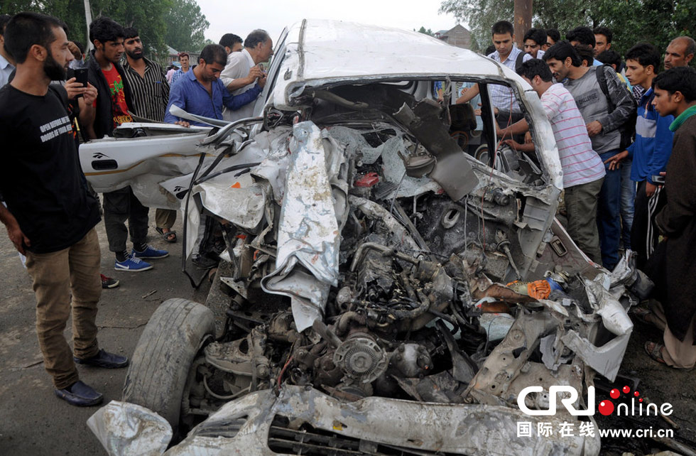 当地时间2014年7月16日，印控克什米尔斯利那加一辆印度军车与一辆出租车相撞，导致7人死亡。事故发生之后，当地爆发示威抗议活动，军方向空中发射实弹，驱散示威者。