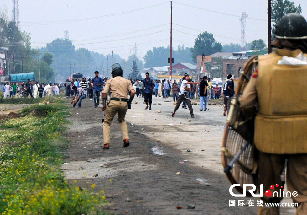 当地时间2014年7月16日，印控克什米尔斯利那加一辆印度军车与一辆出租车相撞，导致7人死亡。事故发生之后，当地爆发示威抗议活动，军方向空中发射实弹，驱散示威者。