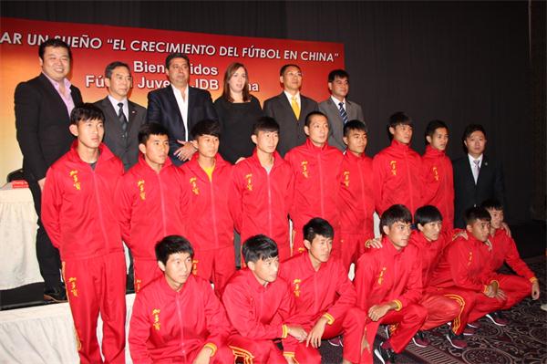 图2：与会领导和加多宝中国青少年运动员合影