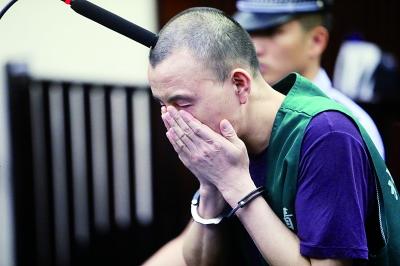 图为裴某在法庭上哭了起来 摄/法制晚报记者 曹博远