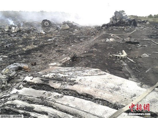 当地时间17日，马来西亚一架波音777客机在靠近俄罗斯领空的乌克兰境内坠毁。这架波音客机原定从阿姆斯特丹飞往马来西亚吉隆坡，飞机上共载有280名乘客和15名机组人员。