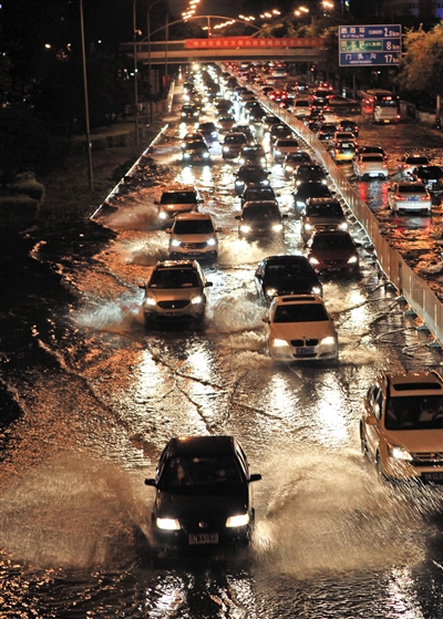 前日20时许，北京突降暴雨，海淀区翠微大厦门前积水，造成附近路段车行缓慢。