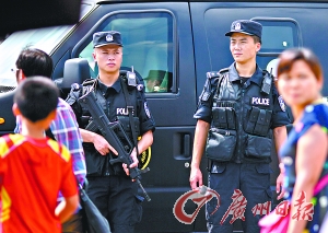 公交站场安检升级 逢箱必检液体必查