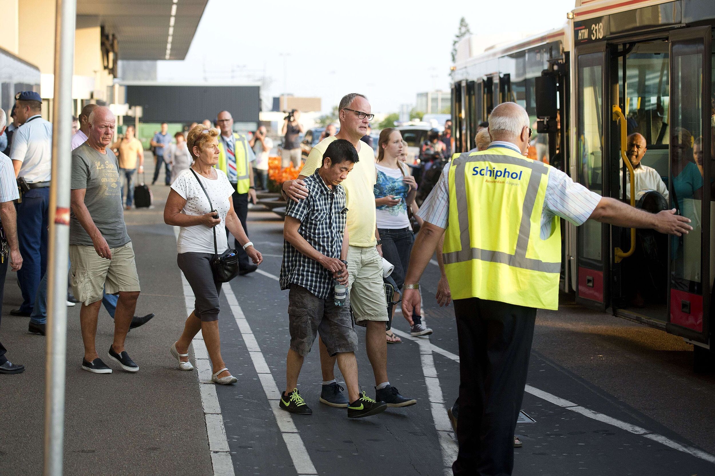荷兰乘客家属从机场登上巴士被转移至别处