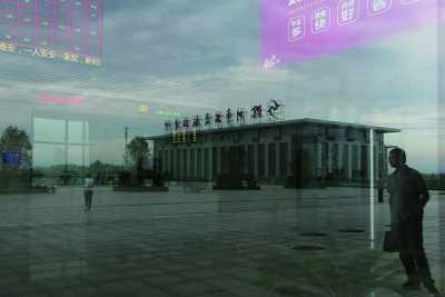 毗邻滁州高铁站的公交枢纽是“大滁城”计划中的代表作，图为记者通过滁州高铁站外玻璃墙拍摄的公交枢纽全景 摄/法制晚报记者 王南