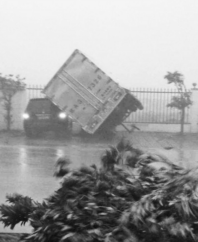 台风登陆海南，一辆车被吹翻。Y