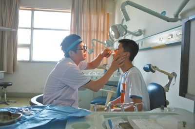 医生为病人看病图片