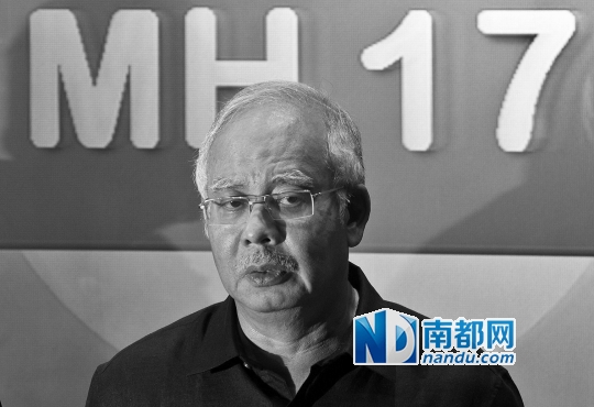 MH370失联尚未善后 ，时隔4个月后，马来西亚总理再次面对惨案，愁眉不展。　　CFP图