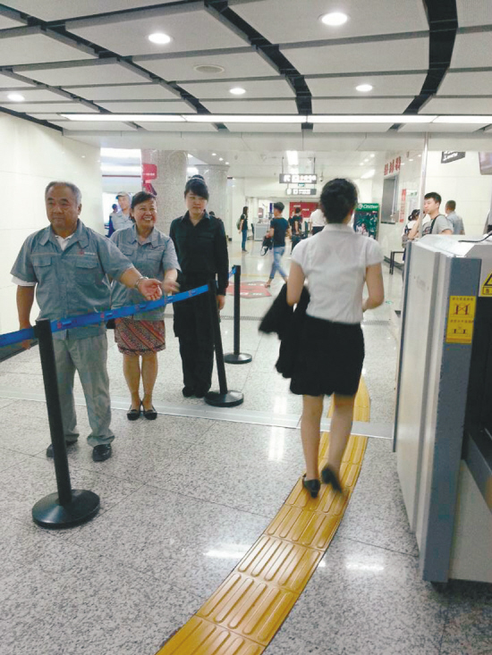 7月18日14时30分至15时,地铁部门邀请2位市民以地铁安检员的身份来到