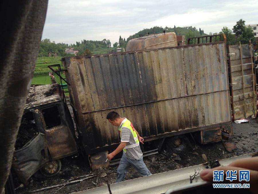 沪昆高速湖南段两车相撞发生爆炸造成重大伤亡(组图)