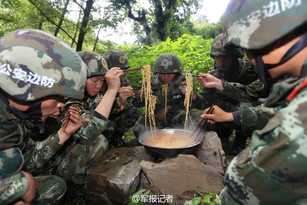 高清:边防武警巡逻中尼边境 弯刀开道遭蚂蝗叮咬(组图