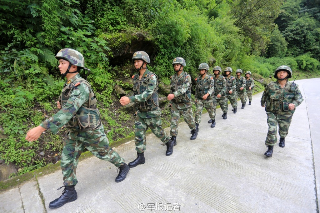 高清:边防武警巡逻中尼边境 弯刀开道遭蚂蝗叮咬(组图