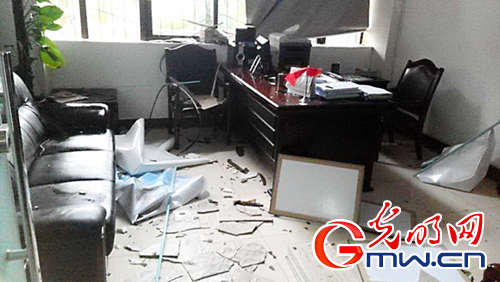 台风过后7月19日上午海南省红十字会办公室玻璃破碎 黄捷 摄影