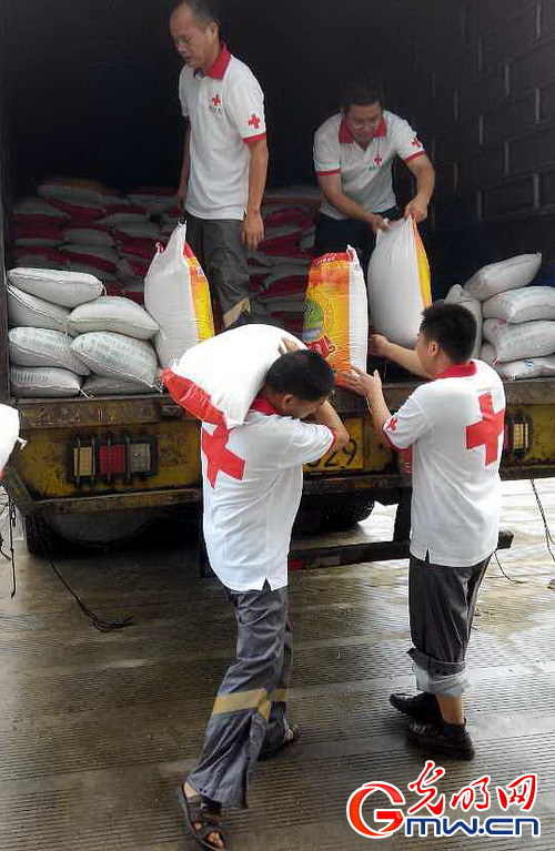 海南红十字会救灾粮食运到文昌市区 李金跃 摄影