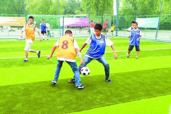 7月16日,小运动员在2014年全国青少年"未来之星"阳光体育大会进行足球