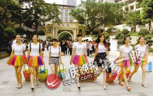 参加完毕业典礼同学们离开校园