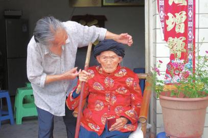 7月19日，付素清老人在117岁生日时，特地穿上了红色的新衣裳。