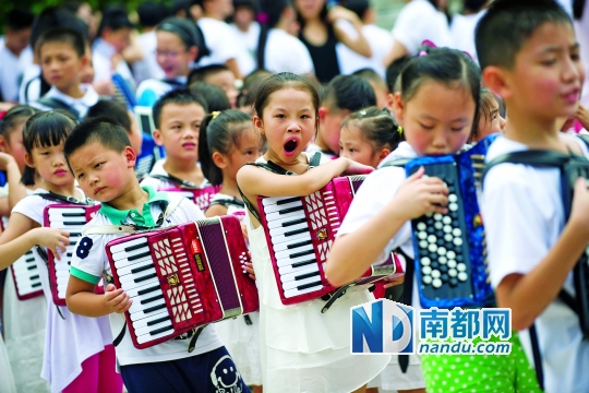 7月20日,深圳市宝安区西乡乐谷,千人手风琴集体演奏,一位小朋友打起了