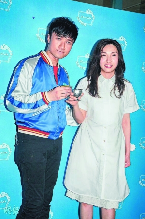 信息时报讯 古巨基与太太陈英雪(lorraine)新婚后首度见人,于上