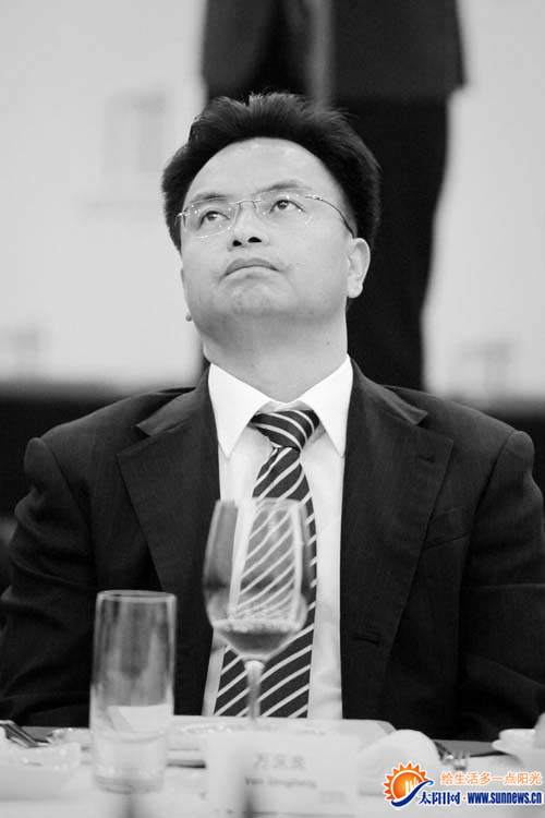 万庆良干空姐:万庆良用空姐招待上级图片 ...力近五十娶主播万庆良用IPAD选空姐 组图图片 30861 500x750