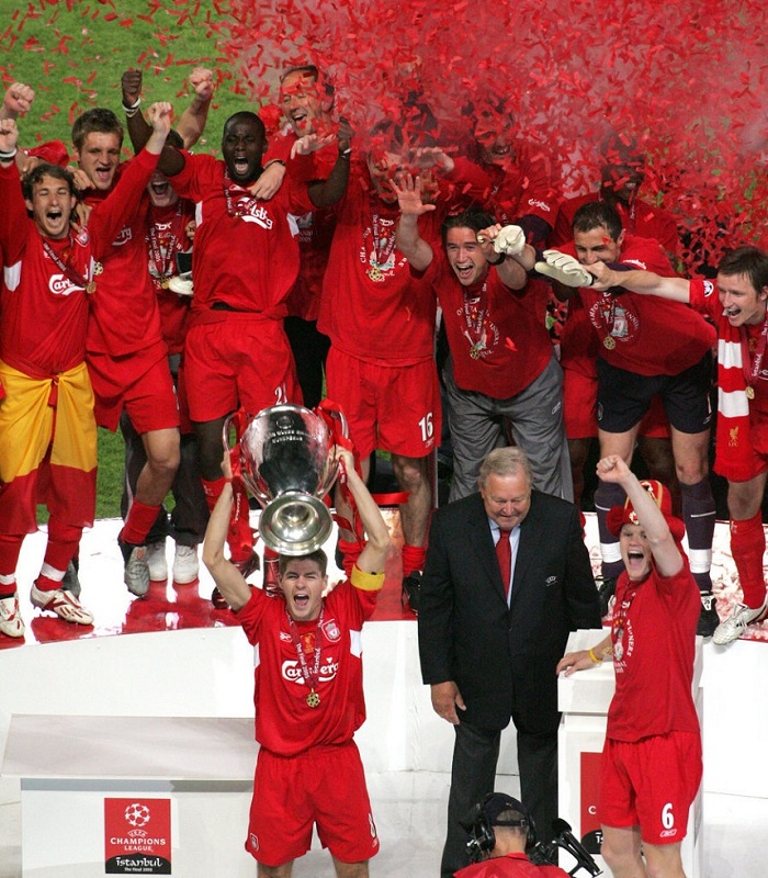 2005年5月26日，欧洲冠军杯决赛中，利物浦3：2胜出，夺得冠军，杰拉德与队友一同举杯。
